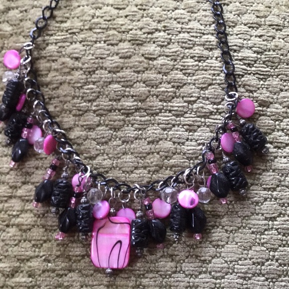 Unique necklace in pink and black beads - Picture 3 of 4